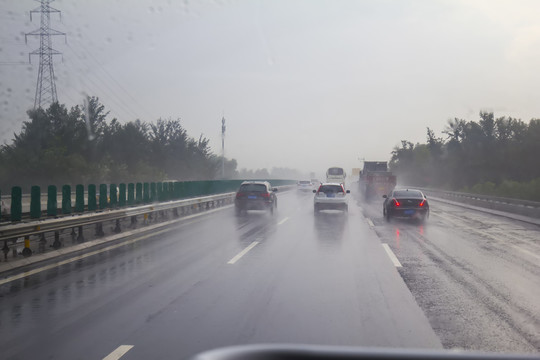 暴雨中行駛在高速公路上