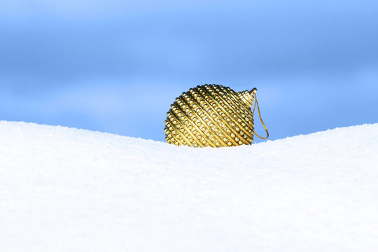 雪中圣誕球