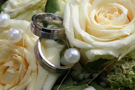 婚禮花束上的結(jié)婚戒指