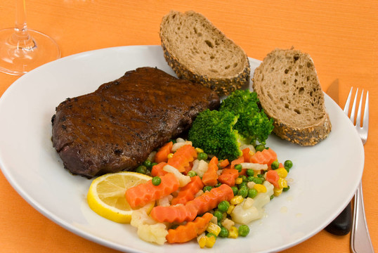 西蘭花烤牛肉，carrot