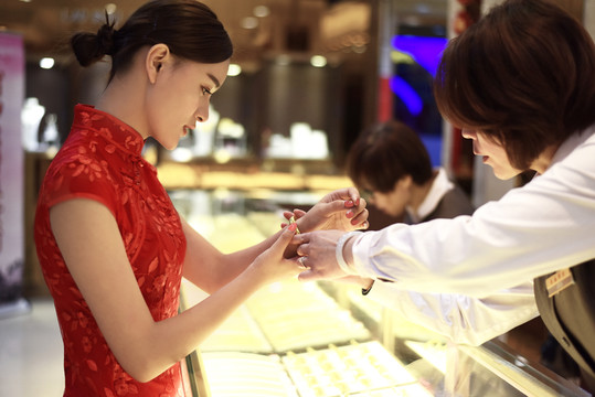 正在試戴金手鐲的女人