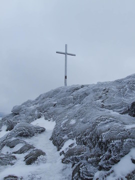 冰冷的gipfelkreuz Grosser Arber