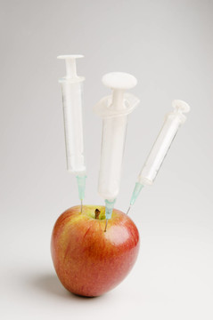 有三個(gè)注射器的蘋果