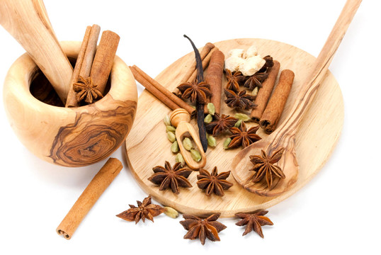 ？香草，八角茴香，肉桂棒，豆蔻
