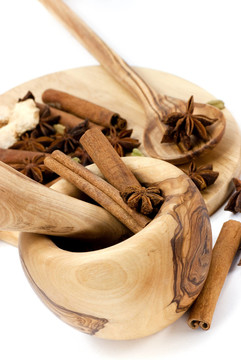 ？香草，八角茴香，肉桂棒，豆蔻