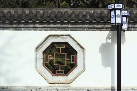 灰瓦白墻鏤空窗