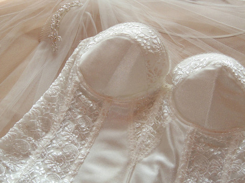 結(jié)婚禮服下…