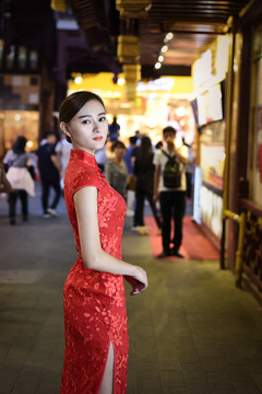 穿紅旗袍的女人