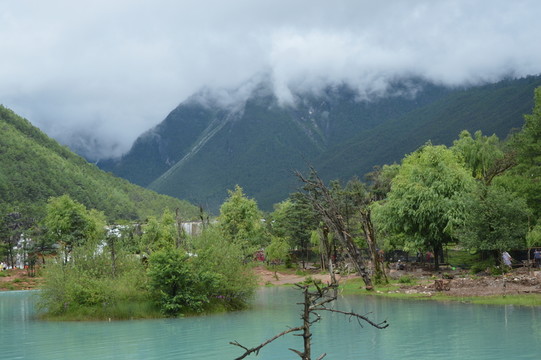 山腳下