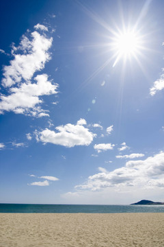 海灘和海上的太陽