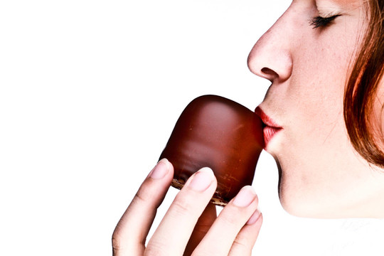 亲吻巧克力的年轻女子