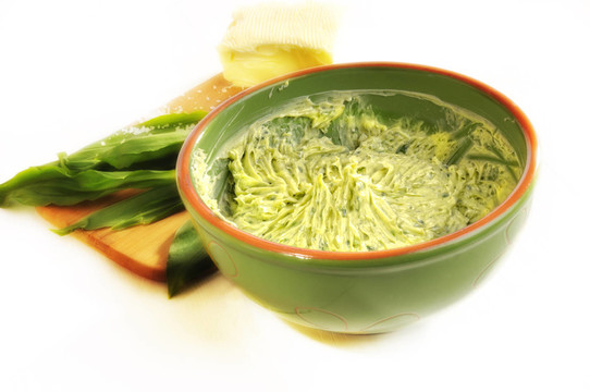 碗中的野生大蒜黃油