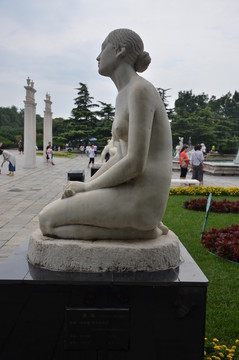 跪著的女人 雕塑