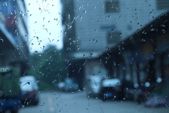 下雨的窗戶
