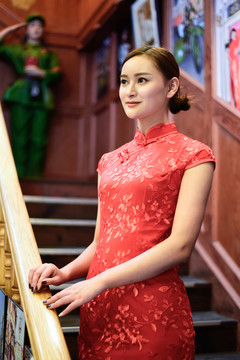 穿紅色旗袍的女人
