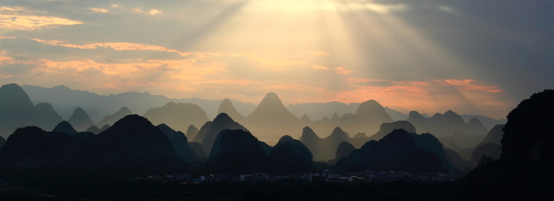 峰林霞光