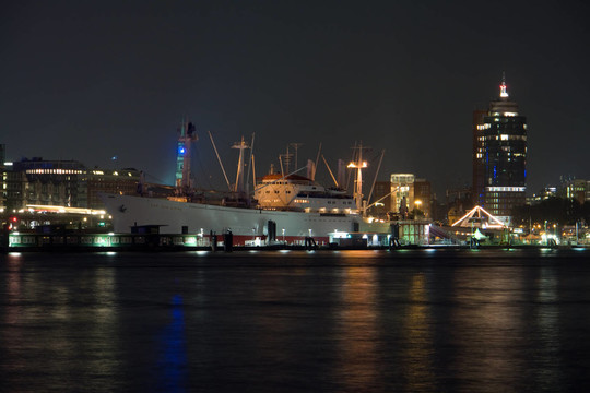 夜間在港口航行