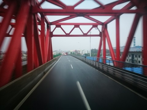 紅色的吊橋