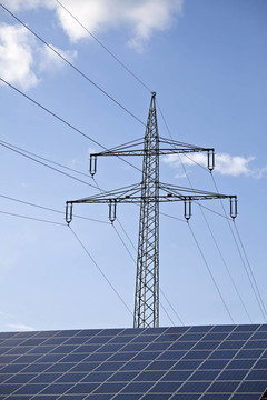 太陽能電池板和電線桿