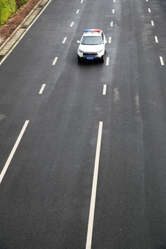 行駛的警車