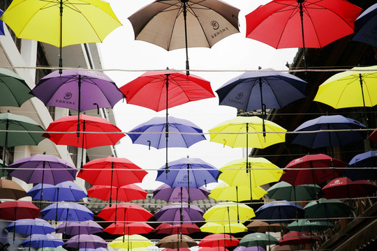 五顏六色雨傘街景