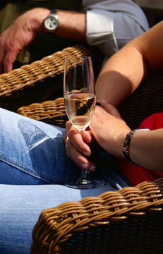 女人手拿香檳酒杯
