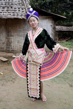 穿著傳統(tǒng)服裝的亞洲婦女，苗族