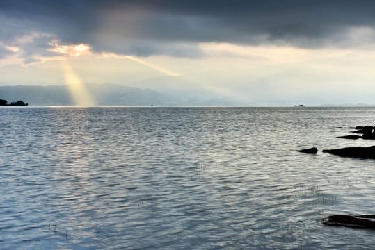 海上日出