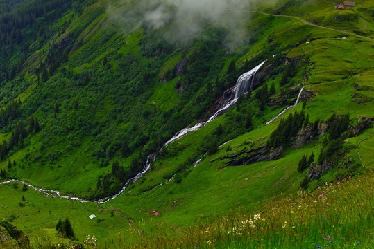 山間溪水