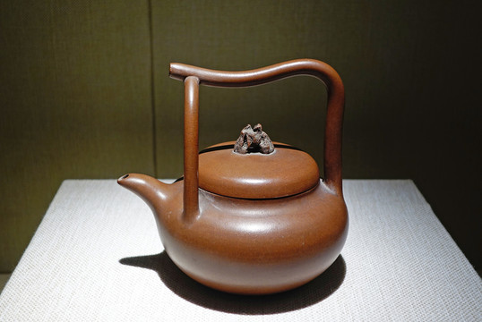 假山鈕提梁壺 清代