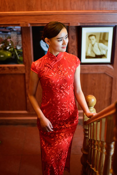 穿紅色旗袍的民國(guó)美女