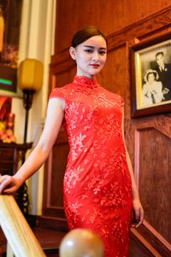 穿紅色旗袍的民國美女