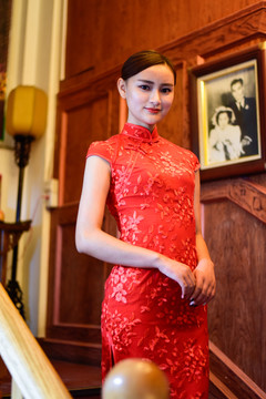 穿著紅色旗袍的女人