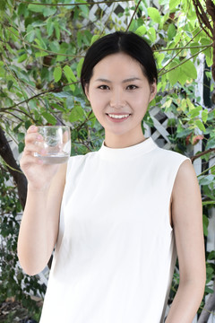 端著水杯的女人