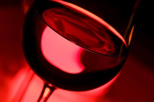 燭光下的酒杯