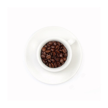 裝滿咖啡豆的白色咖啡杯