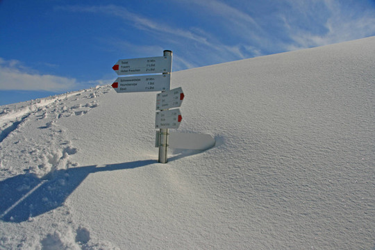 冬季旅游雪的路標