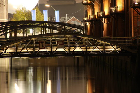 在漢堡之夜的Speicherstadt