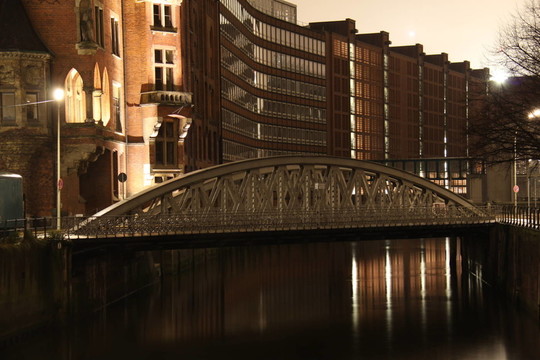 在漢堡之夜的Speicherstadt