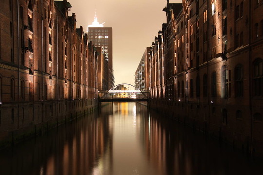 在漢堡之夜的Speicherstadt