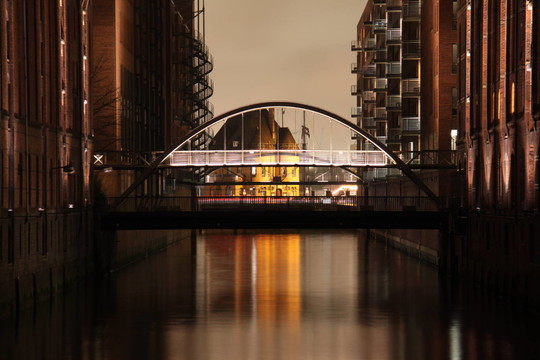 在漢堡之夜的Speicherstadt