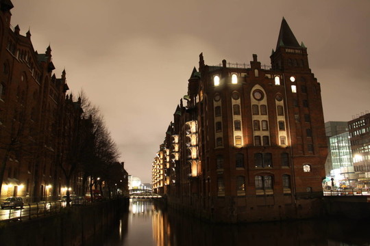 漢堡晚上的Speicherstadt