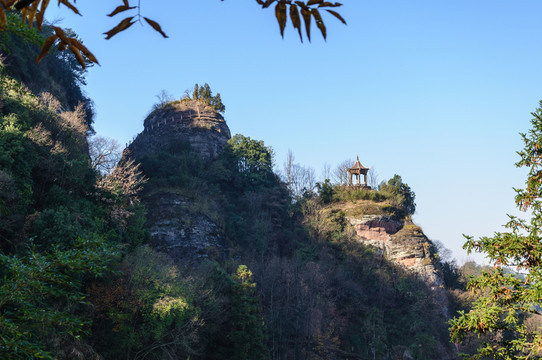 山峰上的毓秀亭