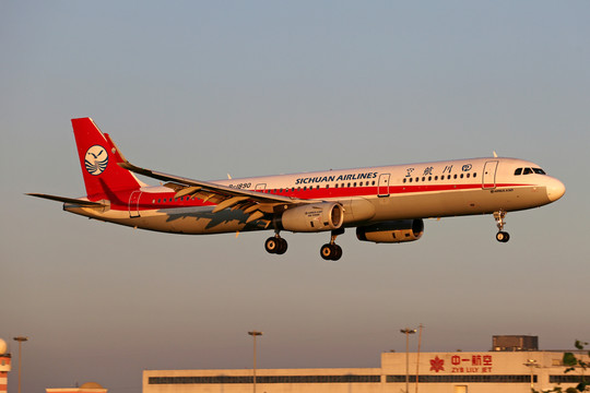 夕陽(yáng)余暉 飛機(jī)降落