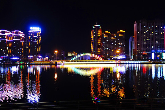 延吉河岸的建筑群燈光夜景