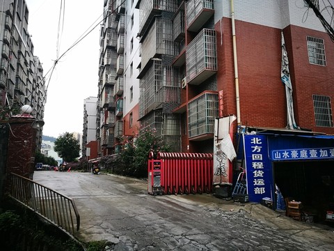 小區(qū)門口