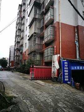 小區(qū)門口