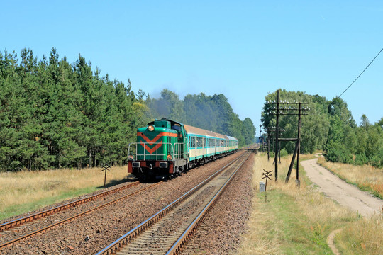 列車牽引農(nóng)村夏季景觀