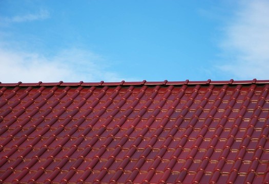 屋頂瓦片和天空