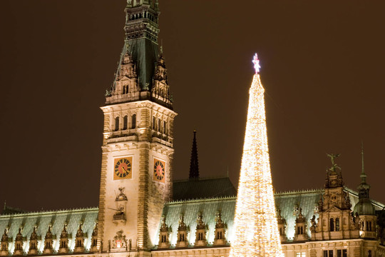 weihnachtlicher rathausturm